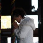 若い女性が敬謙な祈りを