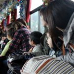 列車でのクリスマス会を楽しむ子供達